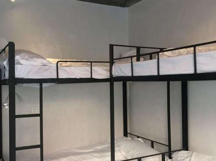 ルームシェアのワンベッド, Geographer Hostel