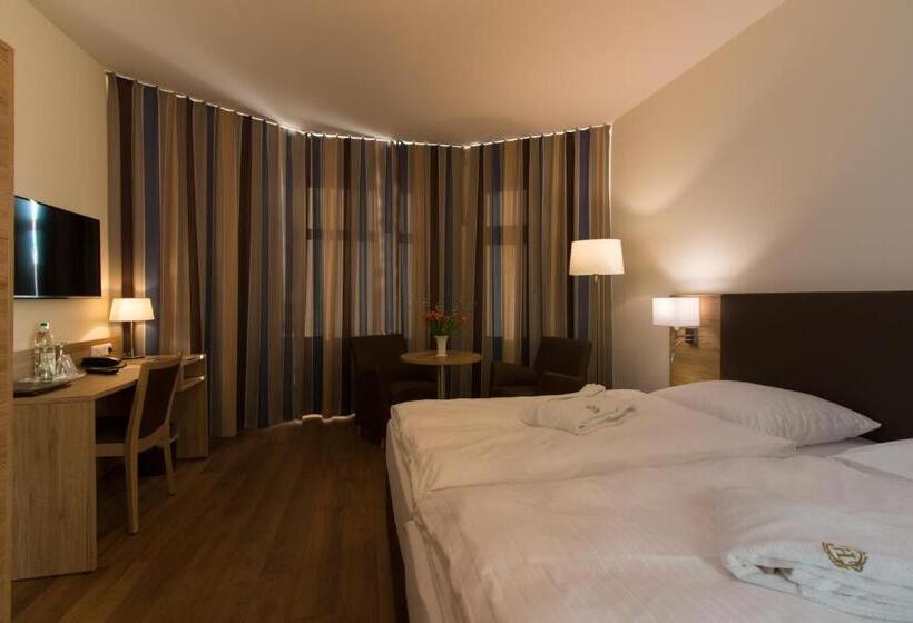 Quarto Estandar, Heldt