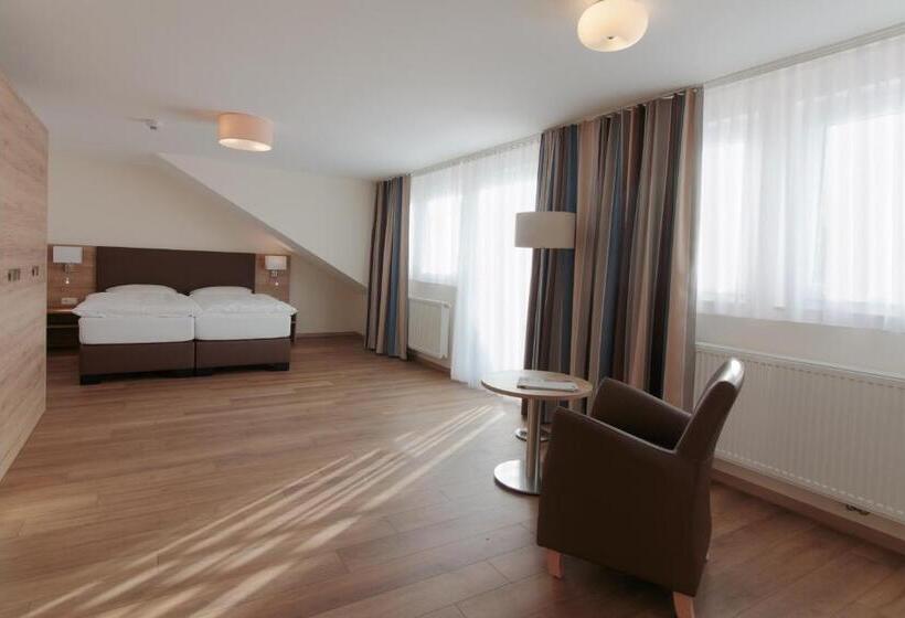 Quarto Estandar, Heldt