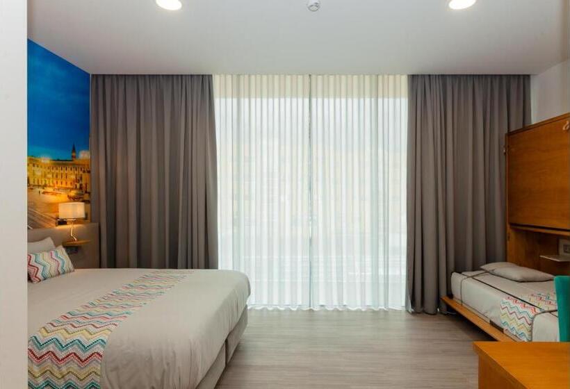 اتاق لوکس با چشم‌انداز, Hostel Da Praça
