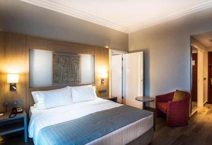 سوییت با چشم‌انداز دریا, Golden Tulip Le Diplomate