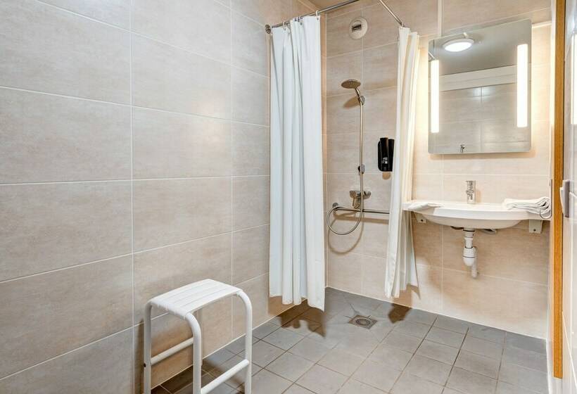 Номер Стандарт Адаптированный для Инвалидов, B&b Hotel Louveciennes