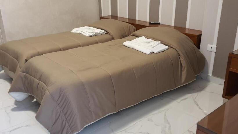 Chambre Deluxe, Holiday