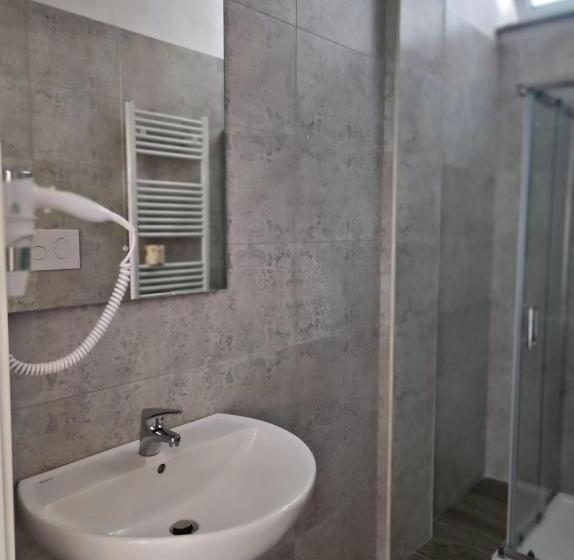 Chambre Standard Individuelle, Holiday
