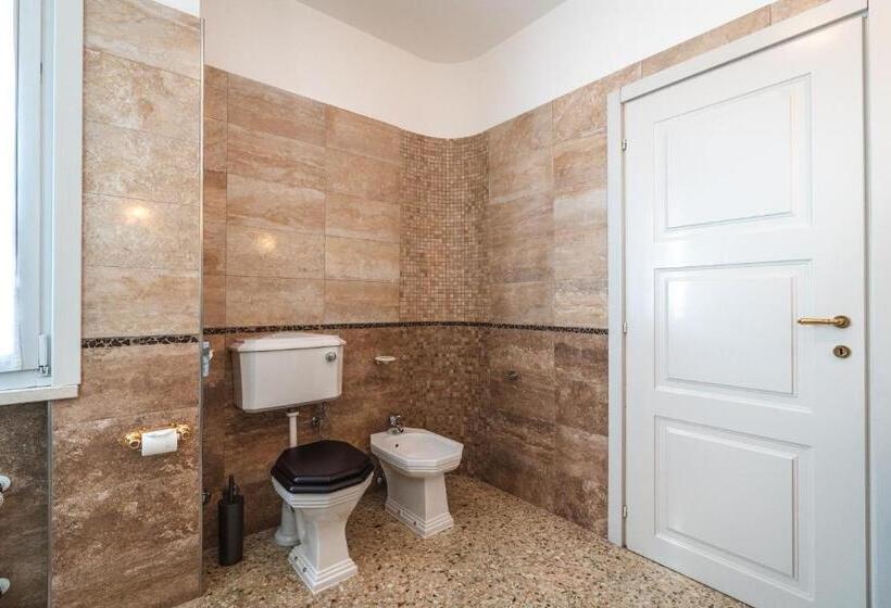 سوییت با چشم‌انداز باغ, Villa Noctis