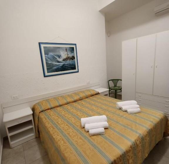 Трехместный Номер Стандарт с Балконом, Zeus Lido Di Classe Room Only