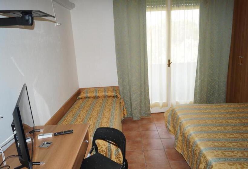 Четырехместный Номер Стандарт с Балконом, Zeus Lido Di Classe Room Only