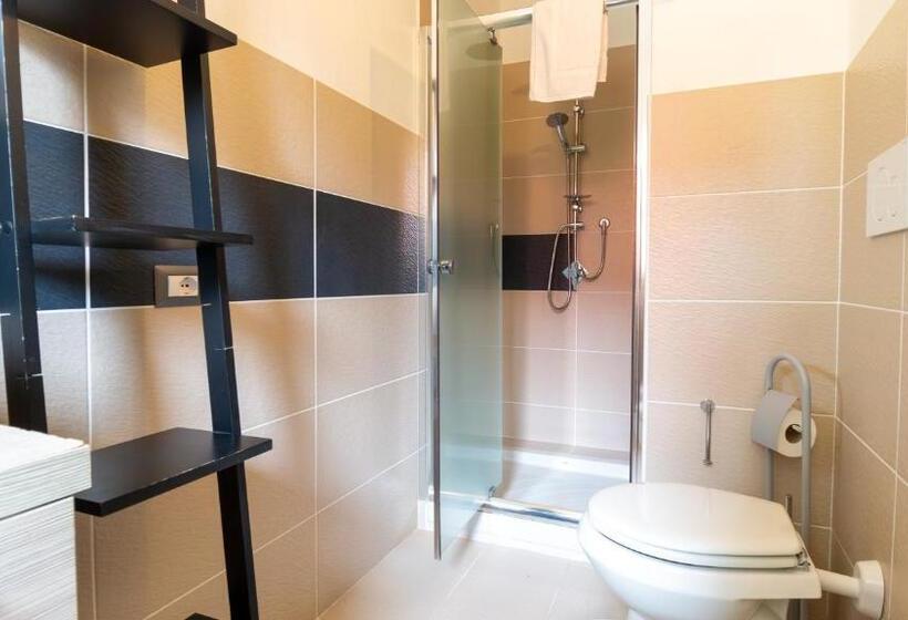 اتاق لوکس با چشم‌انداز استخر, Spapparra B&b