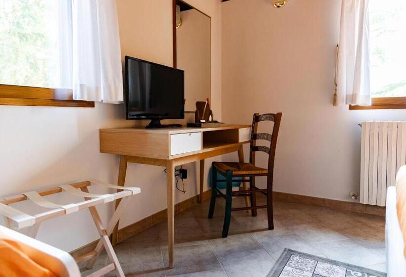 اتاق استاندارد با چشم‌انداز استخر, B&b Villa Adriana