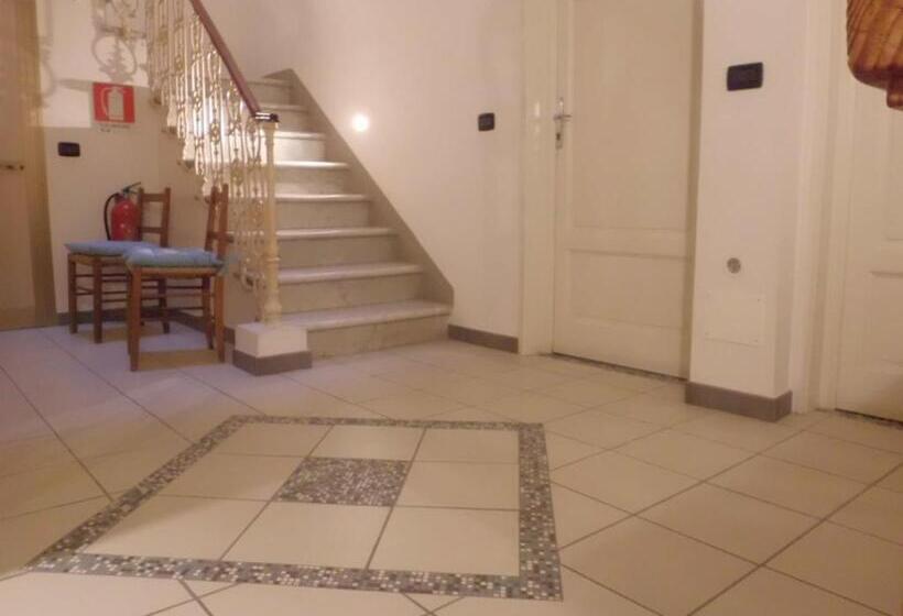 Economy Triple Room, Paolina