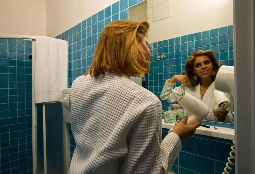 اتاق راحتی, Cristina Corona