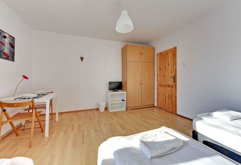 חדר סטנדרט לשלושה עם חדר אמבטיה משוף, Nice Rooms   Pokoje Gościnne