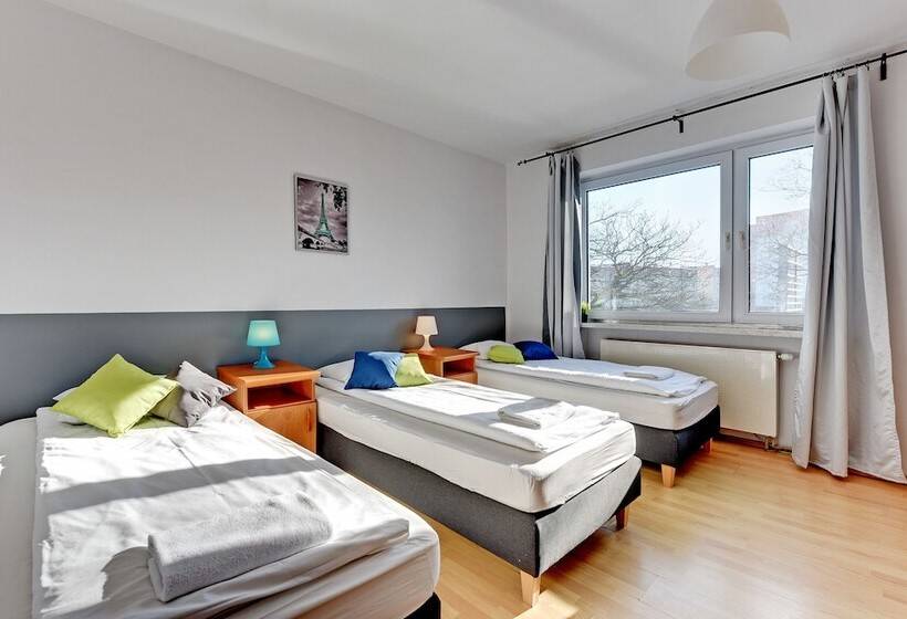 חדר סטנדרט לשלושה עם חדר אמבטיה משוף, Nice Rooms   Pokoje Gościnne