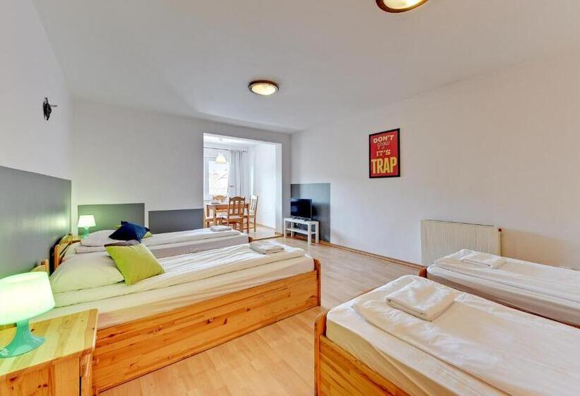 חדר סטנדרטי לארבעה עם חדר אמבטיה משותף, Nice Rooms   Pokoje Gościnne
