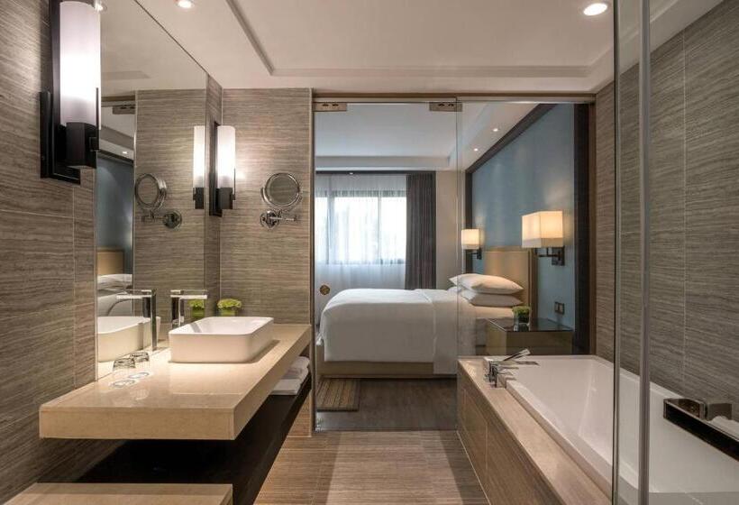 带大床的行政房间, Courtyard By Marriott Siem Reap Resort