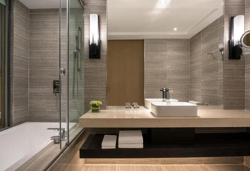 带泳池观景的豪华房, Courtyard By Marriott Siem Reap Resort