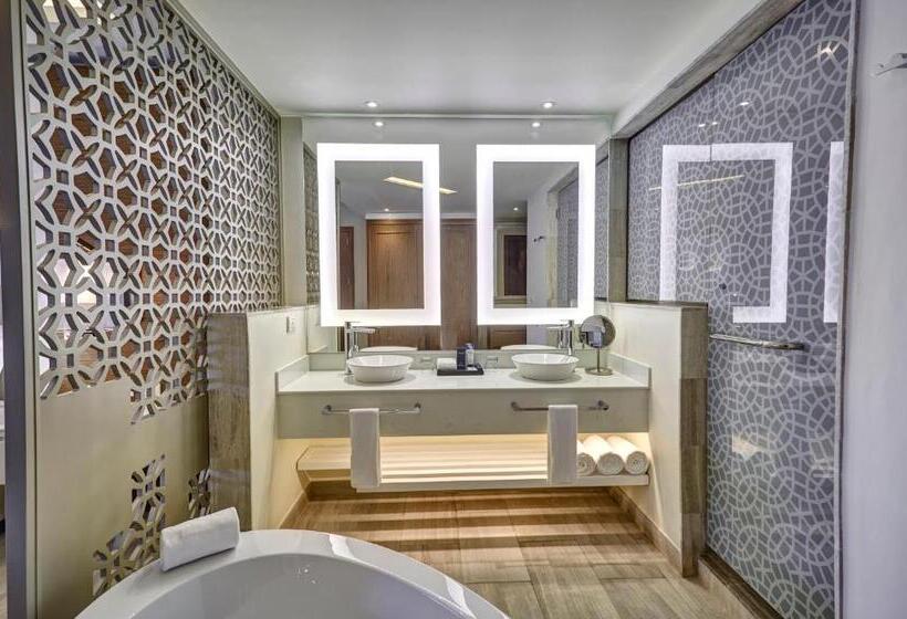 سوییت جونیور لوکس با چشم‌انداز دریا, Royalton Bavaro, An Autograph Collection Allinclusive Resort & Casino