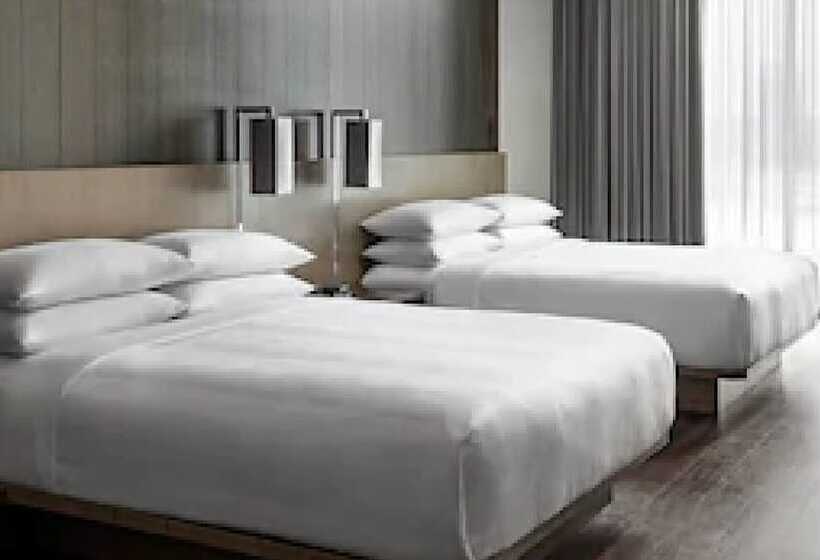 Номер Клуб, Toronto Marriott Markham