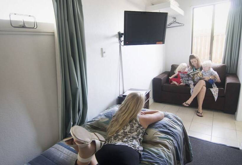 Семейный Номер, Cool Palms Motel