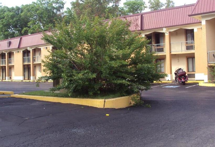 带2个双人床的标准工作室, Executive Inn