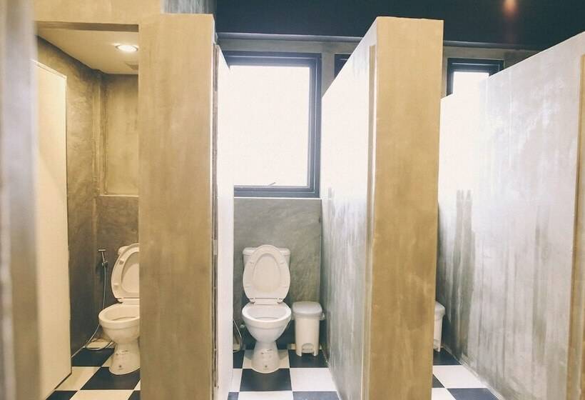 اتاق استاندارد با سرویس بهداشتی مشترک, Vestique Hostel