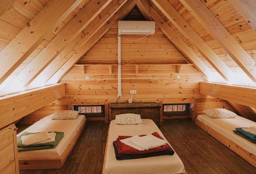 تختخواب در اتاق مشترک, Hostel Lukna