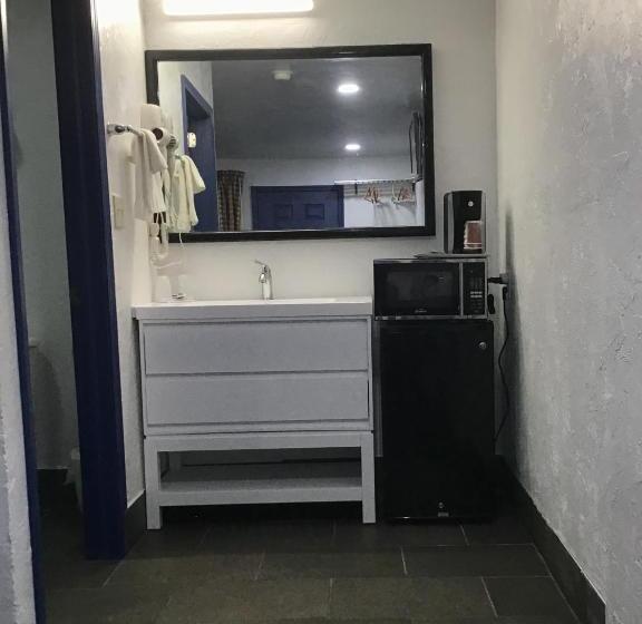 디럭스 스위트, Budget Inn & Suites