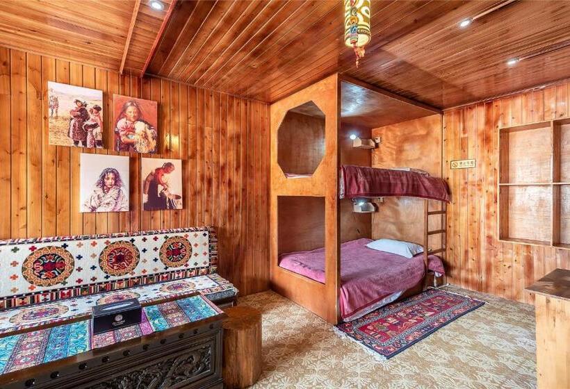 Четырехместный Номер Стандарт Вид на Сад, Yi's Hostel