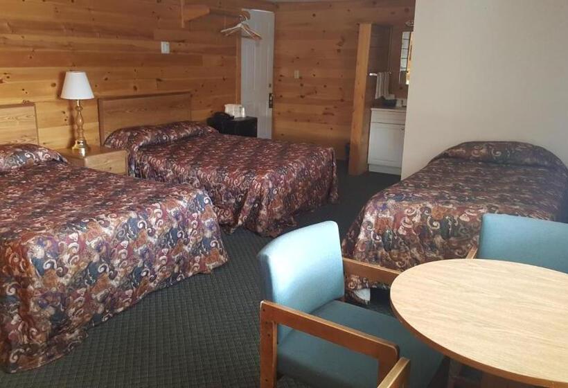 Трехместный Номер Стандарт с Балконом, Clark S Beach Motel