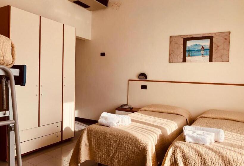 Quarto Quádruplo Estandar, Garisenda B&b   In Centro A Riccione