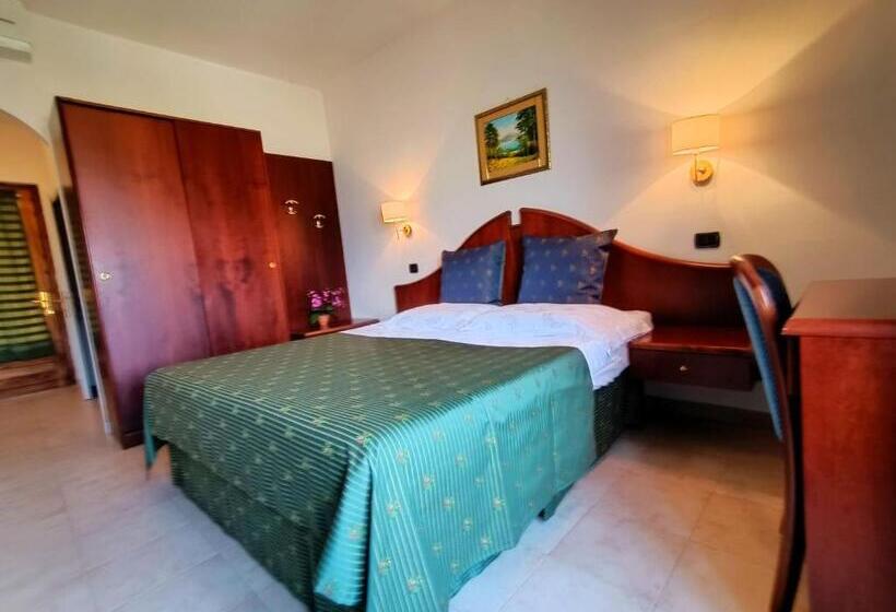 Superior room with lake view, Villa Isabella