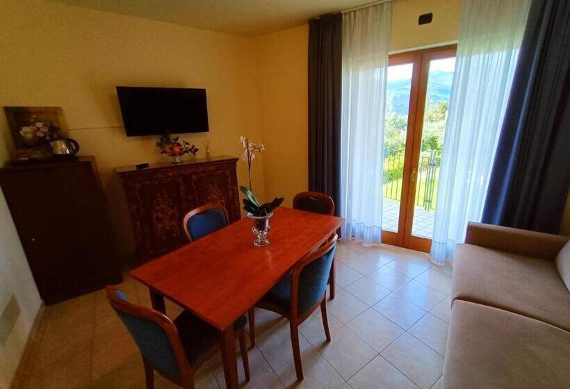 Suite with lake view, Villa Isabella