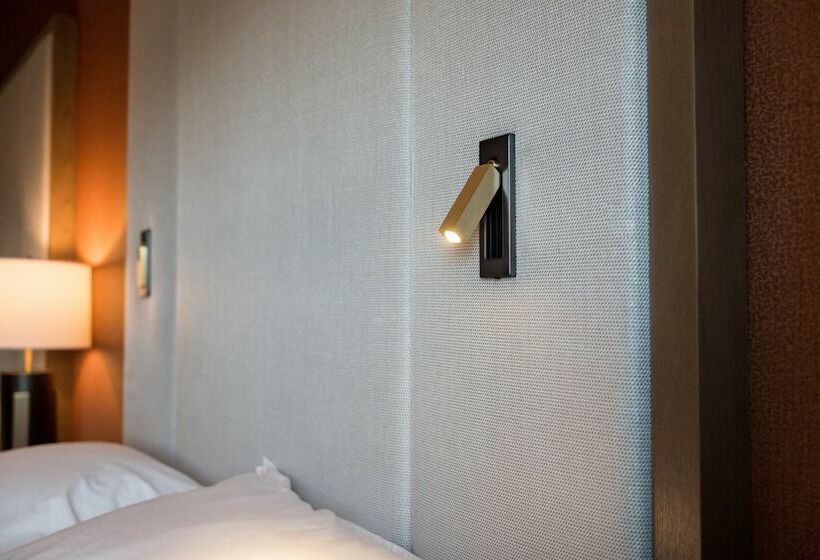 스탠다드 룸 더블 침대, Sheraton Redding Hotel At The Sundial Bridge