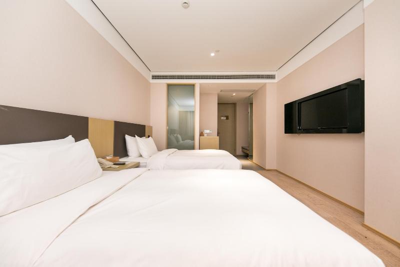 Economy Kamer, Gennadi Grand Resort