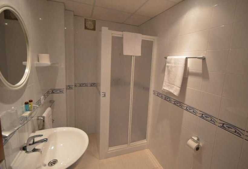 Номер Стандарт Трехместный, Hostal Mallorca