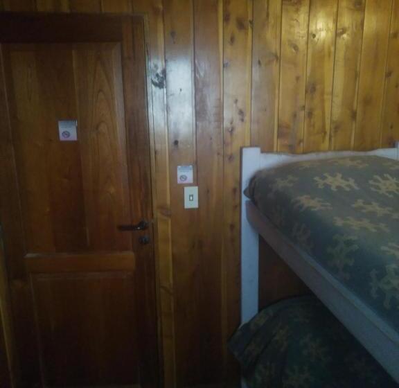 经济房, Universal Traveller's Hostel
