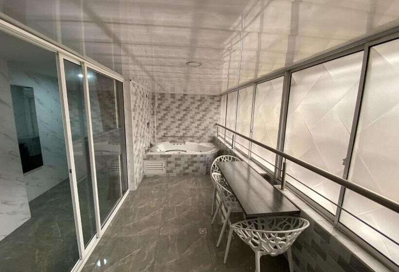 سوئیت با وان آب گرم, Balmoral
