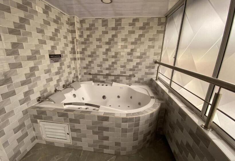 سوئیت با وان آب گرم, Balmoral
