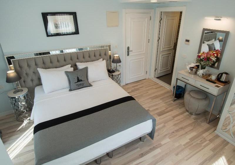 Superior Room, Primero