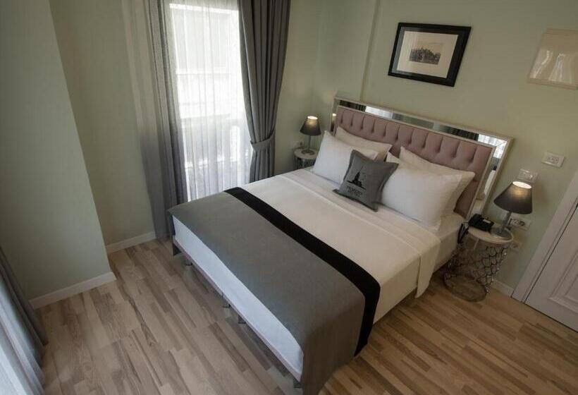 Superior Room, Primero