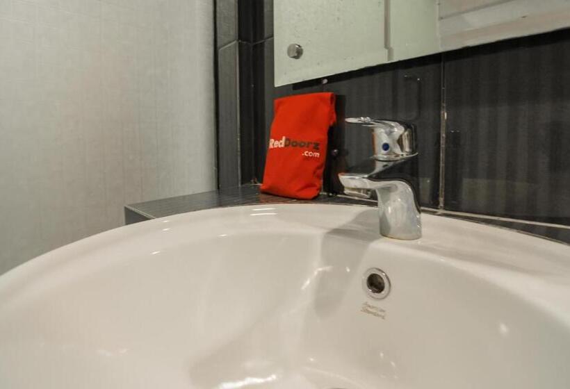 Номер Стандарт, Reddoorz Plus Near Soekarno Hatta Airport 2