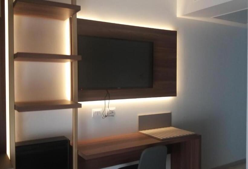 اتاق استاندارد, 8room