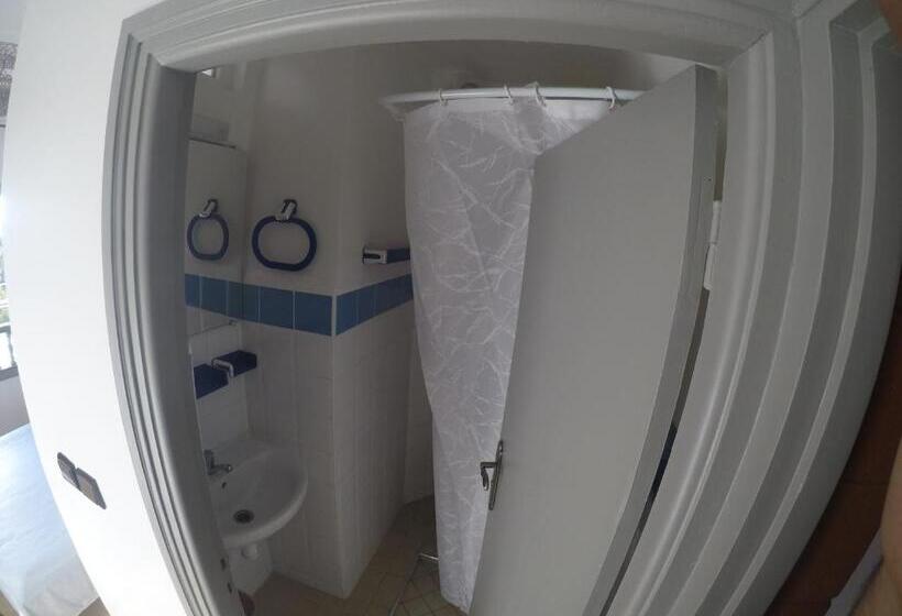 מיטה בחדר מעונות עם מקלחת משותפת, Essaouira Beach Hostel