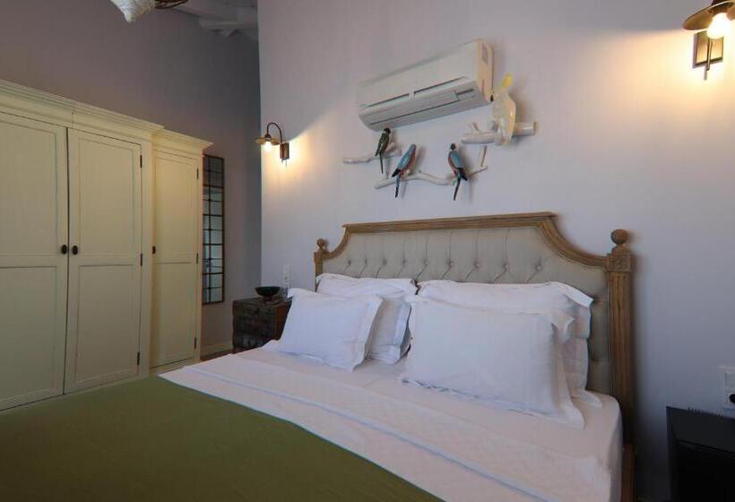 اتاق لوکس با بالکن, Alacaat Otel