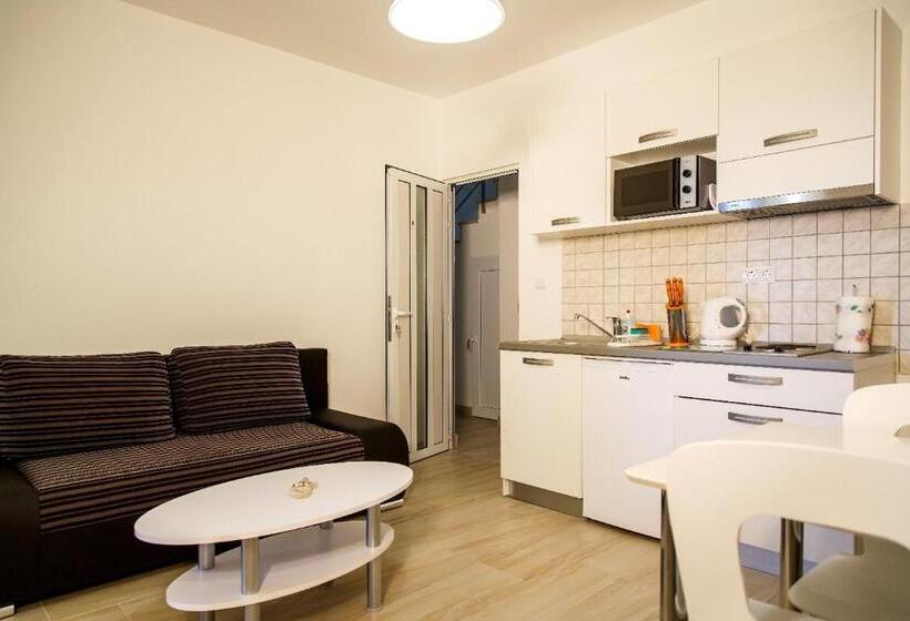 패밀리 아파트, Nemira Sunny Apartments