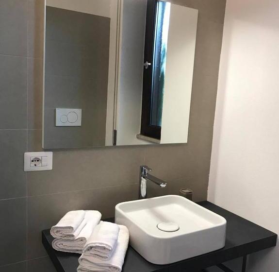 اتاق خانوادگی, Four Rooms Guesthouse