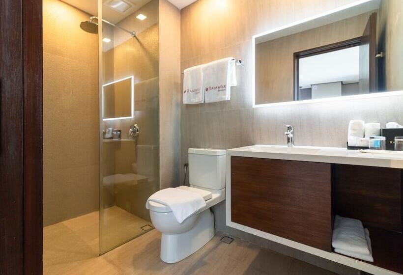 Номер Deluxe, Ramada Encore By Wyndham Makati