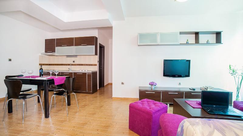 آپارتمان 1 خوابه با بالکن, Apartments Raymond