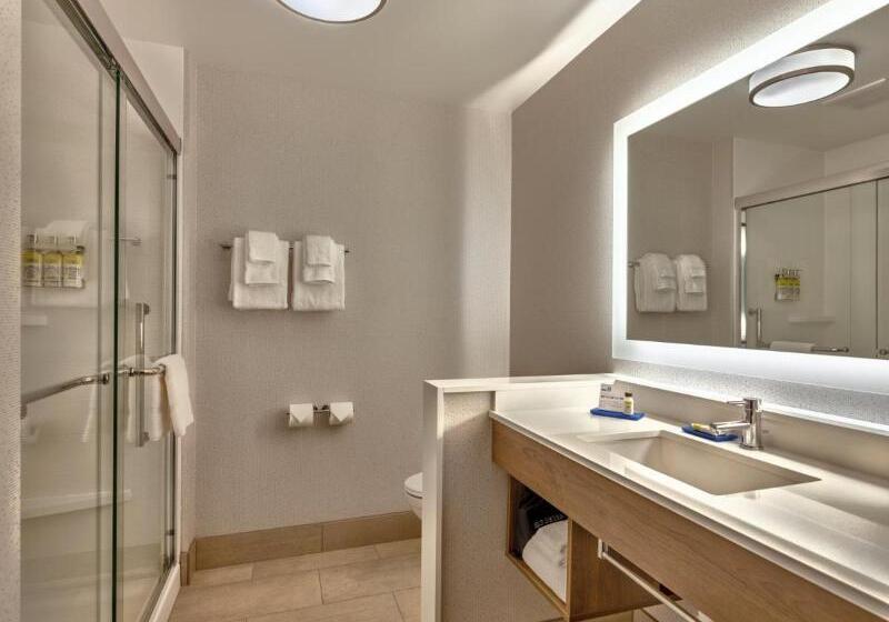 适合残疾人士使用的带超级大床的标准间, Holiday Inn Express & Suites Salem North   Keizer, An Ihg