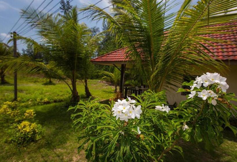 이코노미 방갈로, Pranee Beach Bungalows